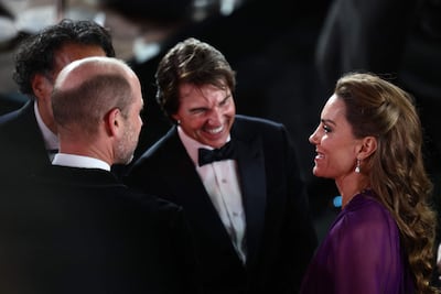 Tom Cruise conversa con el príncipe William y Kate Middleton a su llegada al estreno mundial de la película Digger. (Henry NICHOLLS / AFP)