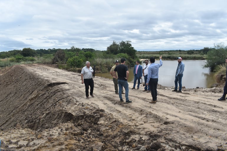 Yabebyry: verifican construcción de un muro que abarca parte de un arroyo