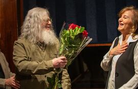 Gustavo Santaolalla y Berta Rojas, en compañía de Alejandra Palacios (esposa del compositor) cuando se encontraron en el estudio.