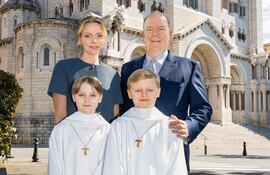 Charlene y Alberto de Mónaco con sus hijos Gabriella y Jacques, quienes recibieron la primera comunión en la Catedral de San Nicolás.