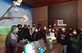 Estudiantes secundarios visitan el Museo de las Memorias.