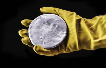 Un lingote de uranio altamente enriquecido.