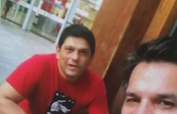 El ahora baleado Luis César Argüello, alias Anguja, y el ahora condenado Cristian César Turrini Ayala, en una selfie antes de la incautación de cocaína en Villeta.