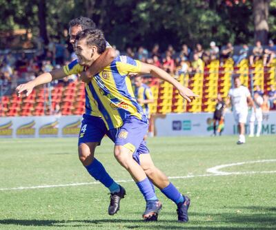 Orlando Bogado celebra su gol en compañía de Carlos Montiel, en la victoria del Deportivo Capiatá contra Guaraní de Fram 3-2, en el estadio del Martín Ledesma.