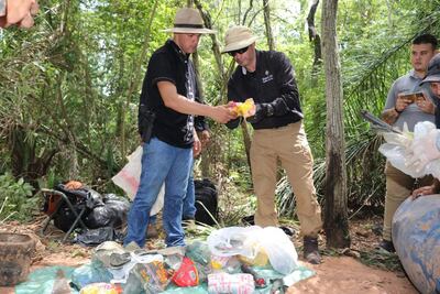 Agente fiscal Pablo Zárate (c) durante la búsqueda de los restos de Félix Urbieta, en Horqueta.