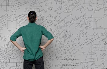 Una persona resolviendo ejercicios de matemática.