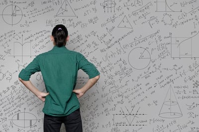 Una persona resolviendo ejercicios de matemática.