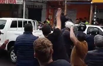 Operativo fiscal-policial quería incautar mercadería supuestamente falsificada de pequeños comercios y los corrieron a huevazos