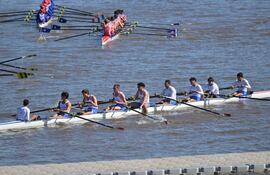 Nicolás Villalba, Nicolás Invernizzi, Gabriel Yser, Alejo Giménez, Gonzalo Ruiz, Jorge Pettengill, Santino Ortega y Anthony Madan, junto al timonel Juan Iglesia en la prueba 8 con timonel de remo.