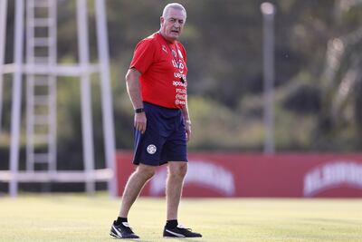 Gustavo Julio Alfaro Mereles (63 años), entrenador de la selección paraguaya de fútbol, durante el entrenamiento en el Centro de Alto Rendimiento de Ypané.