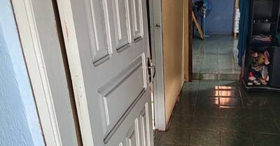 Los delincuentes abrieron a la fuerza la puerta del acceso principal de la vivienda.