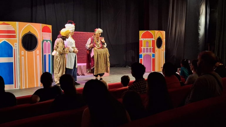 Las puestas atraen a mucho público de diversas edades.