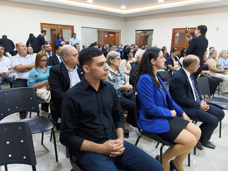 Activa participación de la ciudadanía en el lanzamiento del libro, “El alma de Docentes Líderes” y “El Docente Coach” en Carapeguá.