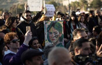 Miles se manifiestan en Damasco exigiendo al gobierno interino un Estado secular y que respete los derechos de las mujeres.