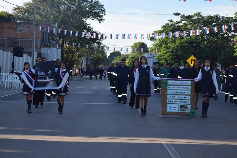Alumnas de la Escuela Laureana Francia desfilaron junto a autoridades y funcionarios municipales con mensajes de protección a la niñez y adolescencia.