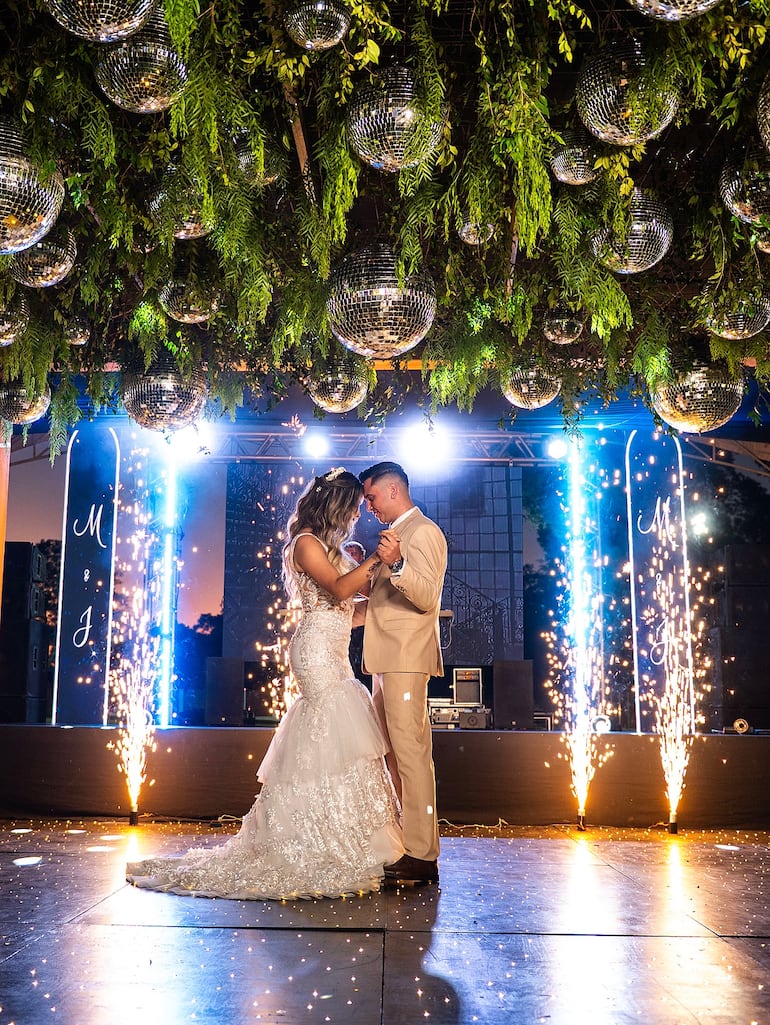 Male González y Jorge Ruiz Díaz bailando el tradicional vals. (Instagram/Male González)