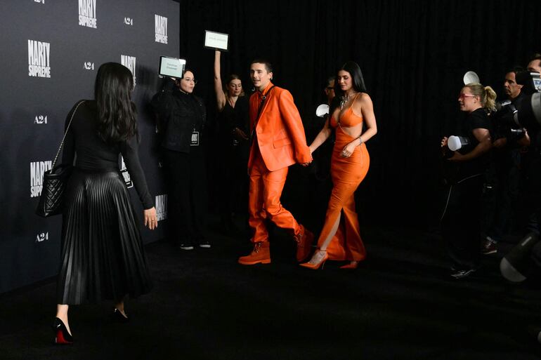 ¡De la manito! Así llegaron Timothée Chalamet y Kylie Jenner en la premier de "Marty Supreme" en Los Ángeles, California. (Frederic J. Brown / AFP)