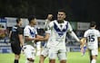 Cristhian Ocampos (9), atacante de Ameliano, celebra uno de los dos goles con los cuales su equipo volvió a la senda de la victoria, esta vez en Itauguá.