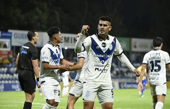 Cristhian Ocampos (9), atacante de Ameliano, celebra uno de los dos goles con los cuales su equipo volvió a la senda de la victoria, esta vez en Itauguá.