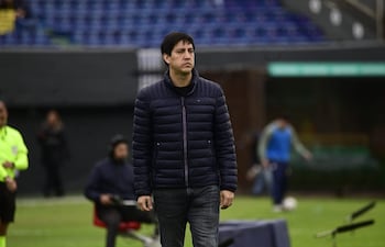 El entrenador del Sportivo Trinidense, José Gabriel Arrúa observando el encuentro de su equipo ante Olimpia.
