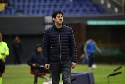 El entrenador del Sportivo Trinidense, José Gabriel Arrúa observando el encuentro de su equipo ante Olimpia.