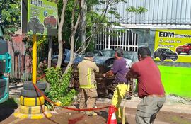 Un joven perdió la vida y una mujer resultó gravemente herida tras un violento vuelco ocurrido en la mañana de este domingo en Lambaré.