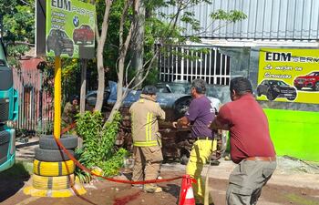 Un joven perdió la vida y una mujer resultó gravemente herida tras un violento vuelco ocurrido en la mañana de este domingo en Lambaré.
