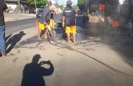 Funcionarios de la Essap en la Avda. Cacique Lambaré que fue recientemente recapada.