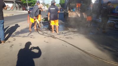 Funcionarios de la Essap en la Avda. Cacique Lambaré que fue recientemente recapada.