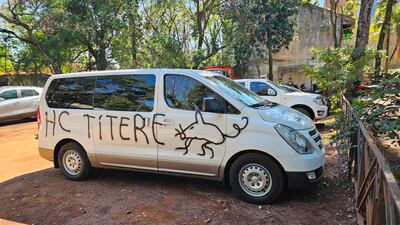 Las carrocerías de los vehículos fueron pintadas con consignas como ‘Perro HC’, ‘Inventor’ y ‘HC Títere’ durante el acto de vandalismo.