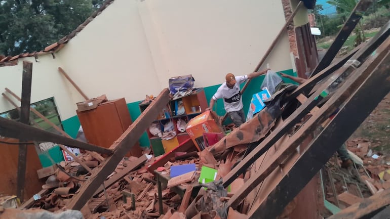 La sala quedo reducida en escombros y 7 niños y la docente se salvan de milagro.