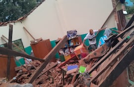 La sala quedo reducida en escombros y 7 niños, más la docente, se salvan de milagro.