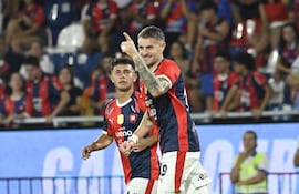 El argentino Pablo Vegetti, futbolista de Cerro Porteño, festeja un gol en el partido frente a San Lorenzo por la fecha 13 del torneo Apertura 2026 de la Primera División de Paraguay en el estadio La Nueva Olla, en Asunción, Paraguay.