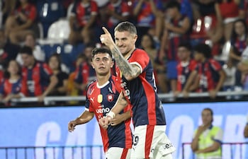 El argentino Pablo Vegetti, futbolista de Cerro Porteño, festeja un gol en el partido frente a San Lorenzo por la fecha 13 del torneo Apertura 2026 de la Primera División de Paraguay en el estadio La Nueva Olla, en Asunción, Paraguay.