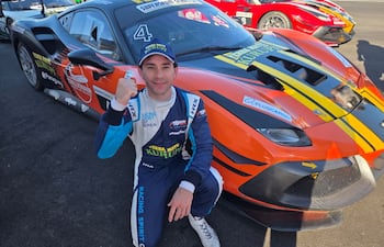 Óscar Bittar y el #1 con el dedo, al lado del Ferrari 488 Challenge Evo #4 con el cual debutó en la categoría.