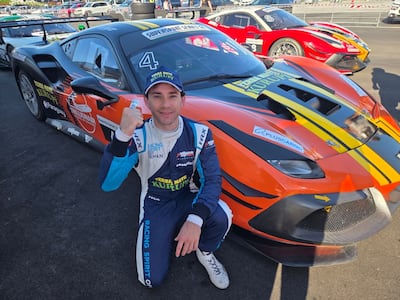 Óscar Bittar y el #1 con el dedo, al lado del Ferrari 488 Challenge Evo #4 con el cual debutó en la categoría.