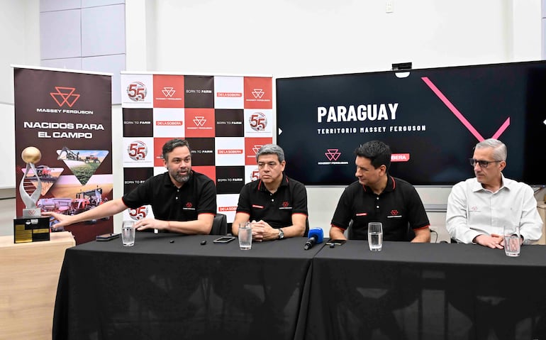 Luiz Pallos, Lucilo Fernández, Sergio Karin y Rodrigo Junqueira durante la rueda de prensa realizada en De La Sobera.