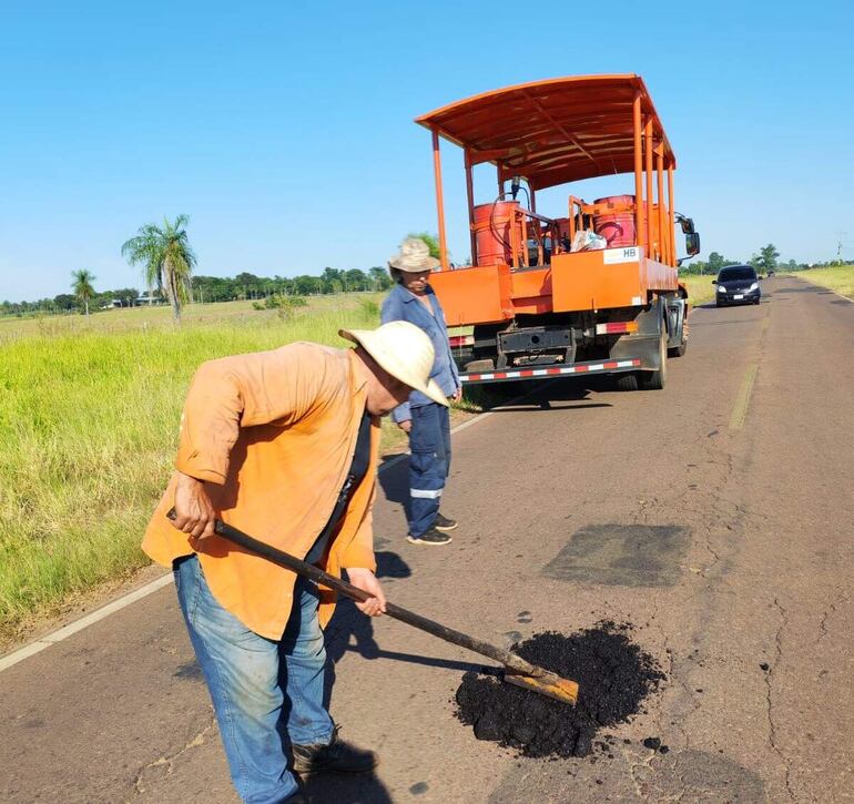 Operarios del MOPC salen a realizar bacheos tras reclamos ciudadanos.