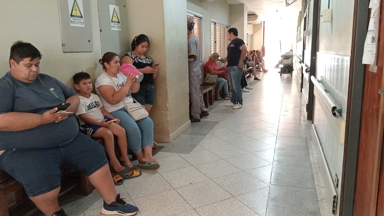 Debido a la falta de médicos, los pacientes deben esperar varias horas, algunos con suerte son atendidos, pero van a sus casas sin medicamentos.