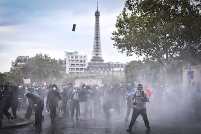 Manifestantes y agentes de la policía antidisturbios se enfrentan tras una marcha de estudiantes de secundaria y miembros de sindicatos franceses, en el marco de una jornada nacional de protesta contra las condiciones en el ámbito educativo, en París (Francia), el 13 de octubre de 2026.