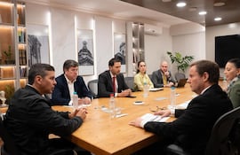 Reunión entre Santiago Peña y el titular de la Corte Suprema Alberto Martínez Simón. Foto: Gentileza.