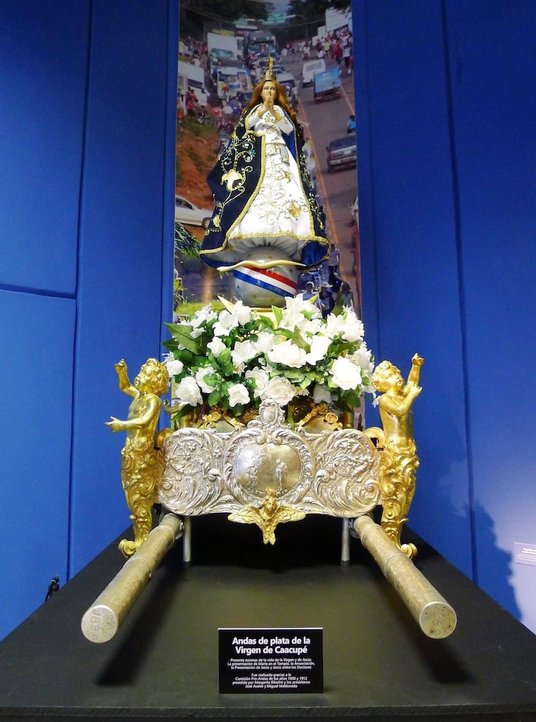 La Virgen de Caacupé es admirada por miles de devotos y turistas que visitan la ciudad cada año.