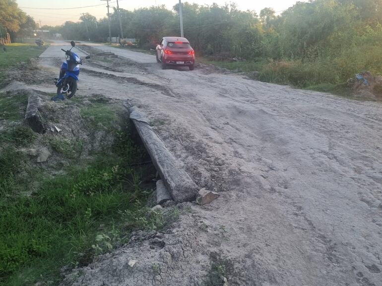 Cuadras inconclusas y falta de canalización hacen imposible el tránsito en los días de lluvias.