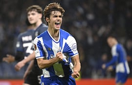 Oporto (Portugal), 29/01/2026.- Rodrigo Mora, del FC Porto, celebra el gol del 1-1 durante el partido de fútbol de la UEFA Europa League entre el FC Porto y el Rangers FC, en Oporto, Portugal, el 29 de enero de 2026. EFE/EPA/FERNANDO VELUDO