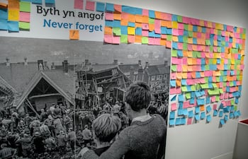 St Fagans National Museum of History, Cardiff, Gales, Reino Unido. Tablero de mensajes de visitantes al desastre de Aberfan en 1966.
