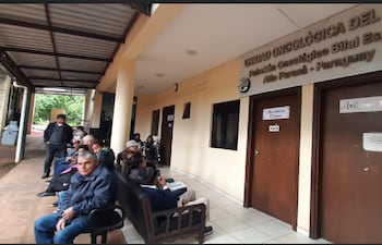 Pacientes esperan ser atendidos en el pabellón oncológicos del Hospital Regional de Ciudad del Este.