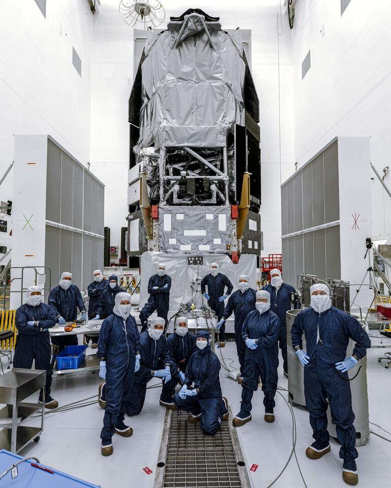 Fotografía cedida por la NASA que muestra a los integrantes del equipo de propulsores, seguridad y garantía de calidad del Telescopio Espacial, Nancy Grace Roman, posando el 20 de julio de 2026 dentro de la Instalación de Servicio de Cargas Útiles Peligrosas del Centro Espacial Kennedy de la NASA, en Florida (Estados Unidos). 