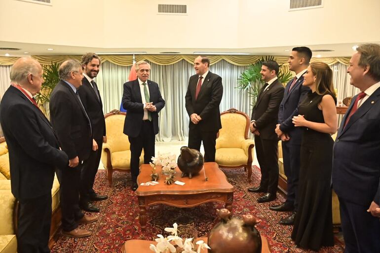 Alberto Fernández, (centro), junto a la comitiva paraguaya que lo recibió. (gentileza).