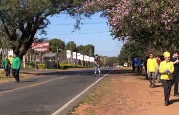 Personas abandonan la zona de la fábrica Iris a pie.