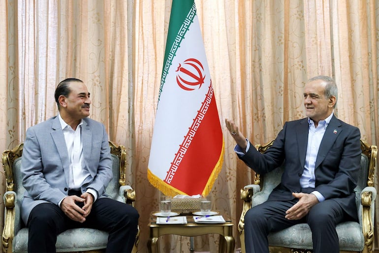 El presidente de Irán, Masoud Pezeshkian (d), conversa con el mariscal pakistaní, Asim Munir, que actúa de mediador en las negociaciones entre Estados Unidos e Irán.